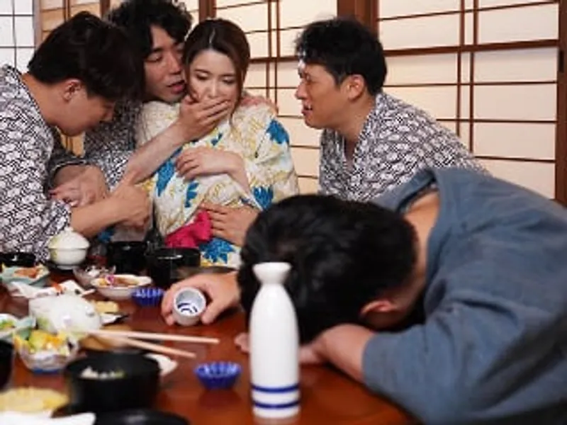 đưa người vợ đi suối nước nóng, ông xã không biết bà xã bị người khác địt sấp mặt