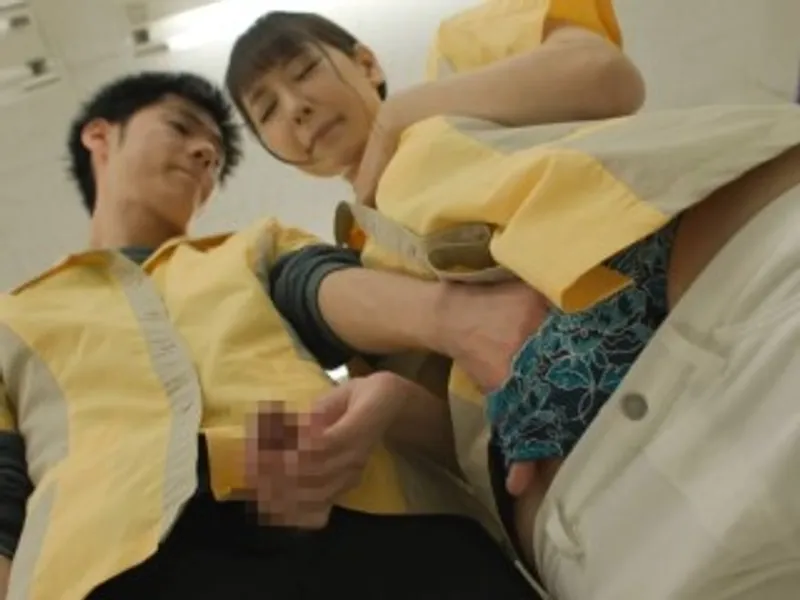 điên cuồng địt nữ đồng nghiệp dâm dục trong siêu thị mini