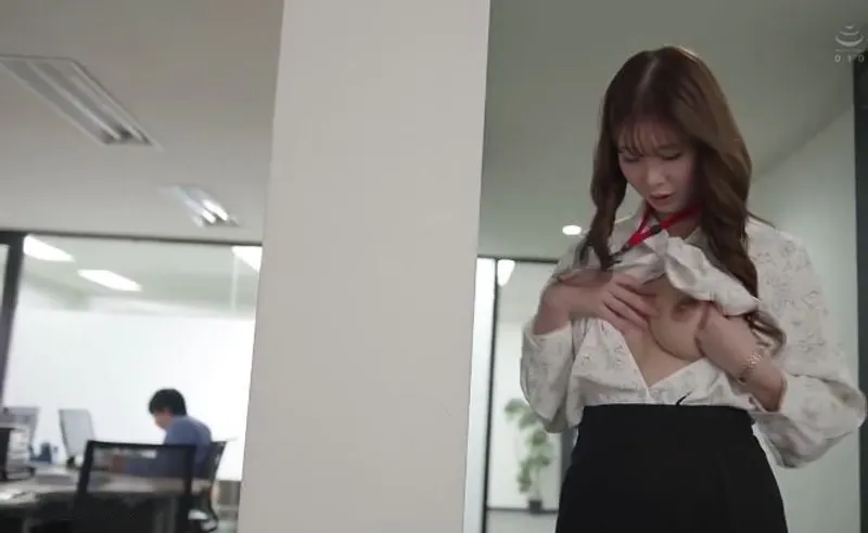 Bí ẩn đằng sau cô nhân viên nghiêm nghị, hóa ra là "nữ quỷ dâm đãng" đích thực